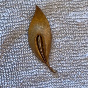 Antique gold toned leaf brooch